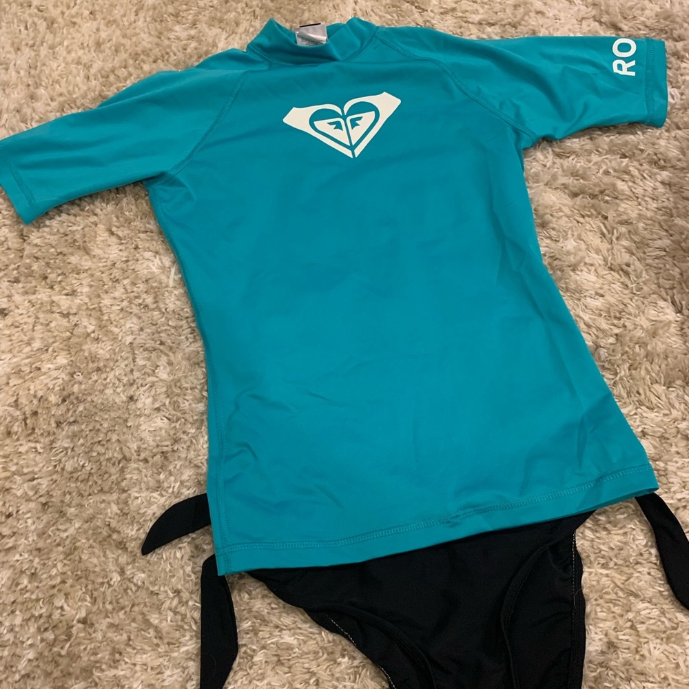 EUC Roxy short sleeve women’s rash guard